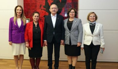 Kılıçdaroğlu, 110 bininci kadın üyeye rozet taktı