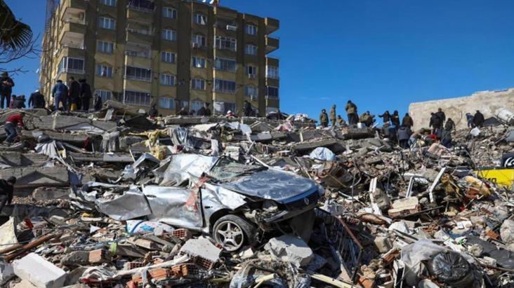 Deprem müteahhidinin tahliye edildi, aileler tepki gösterdi